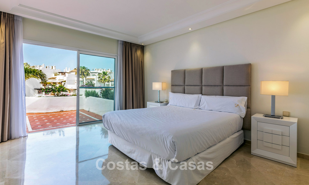 Duplex penthouse for sale with sea views in a frontline beach complex within walking distance of Puerto Banús, Marbella 784156