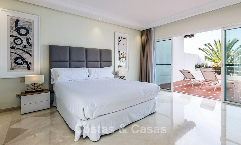 Duplex penthouse for sale with sea views in a frontline beach complex within walking distance of Puerto Banús, Marbella 784159