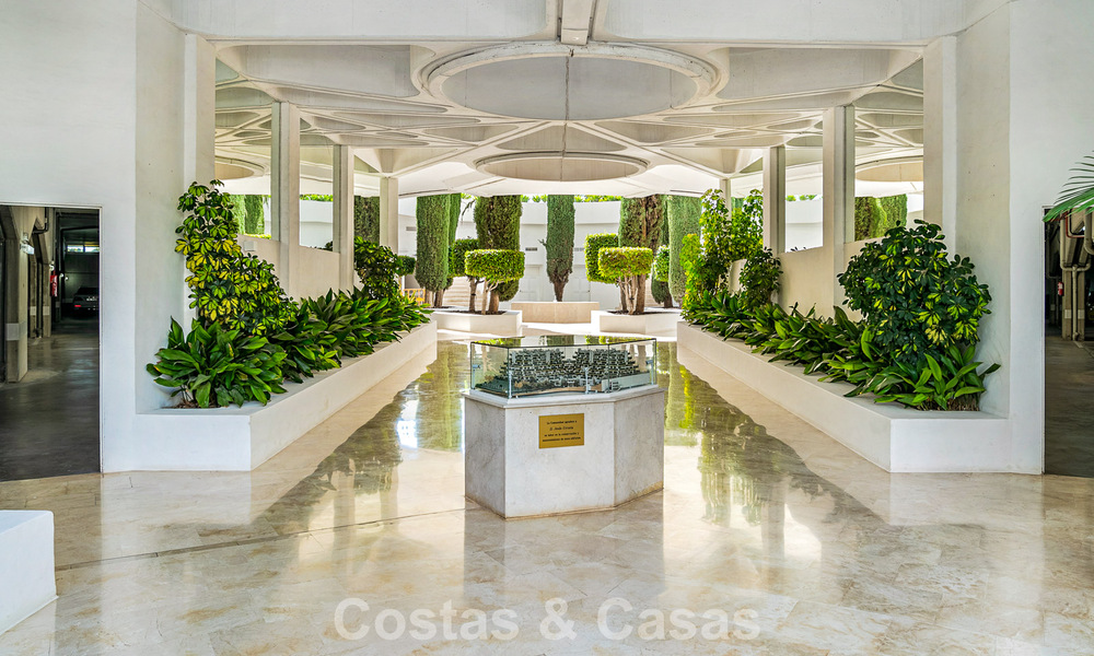 Luxurious renovated 3-bedroom apartment for sale with panoramic views on Marbella’s Golden Mile 784229