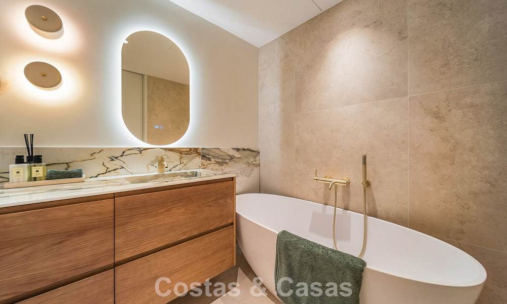 Luxurious renovated 3-bedroom apartment for sale with panoramic views on Marbella’s Golden Mile 784261
