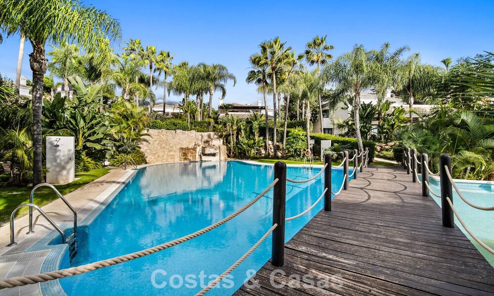 Stunning, modern, Mediterranean villa for sale in a secure, exclusive complex on Marbella's Golden Mile. 784277