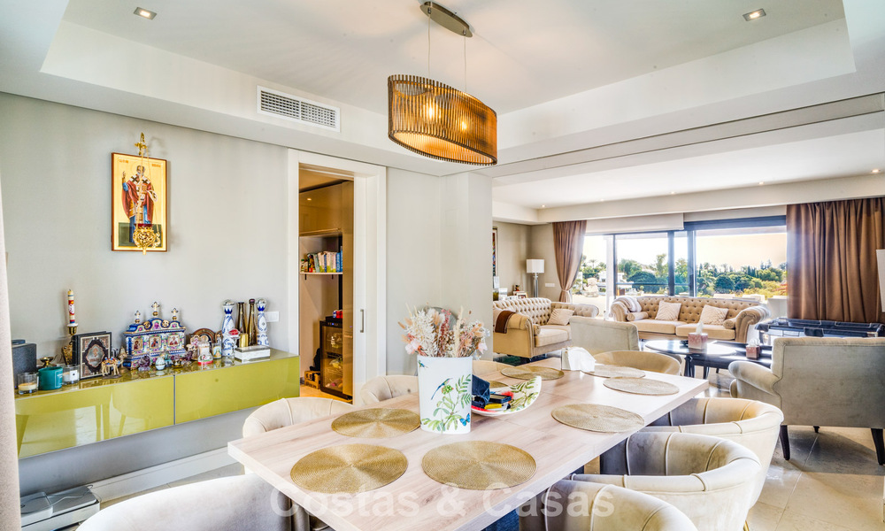 Stunning, modern, Mediterranean villa for sale in a secure, exclusive complex on Marbella's Golden Mile. 784293