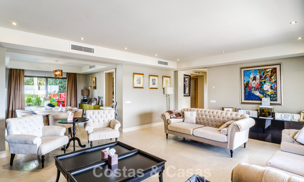Stunning, modern, Mediterranean villa for sale in a secure, exclusive complex on Marbella's Golden Mile. 784296