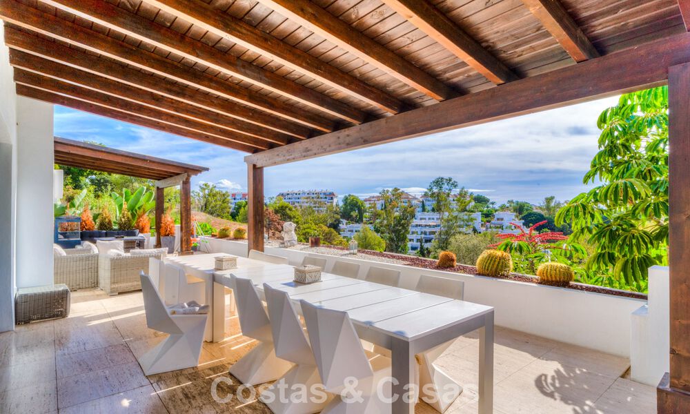 Stunning, modern, Mediterranean villa for sale in a secure, exclusive complex on Marbella's Golden Mile. 784297