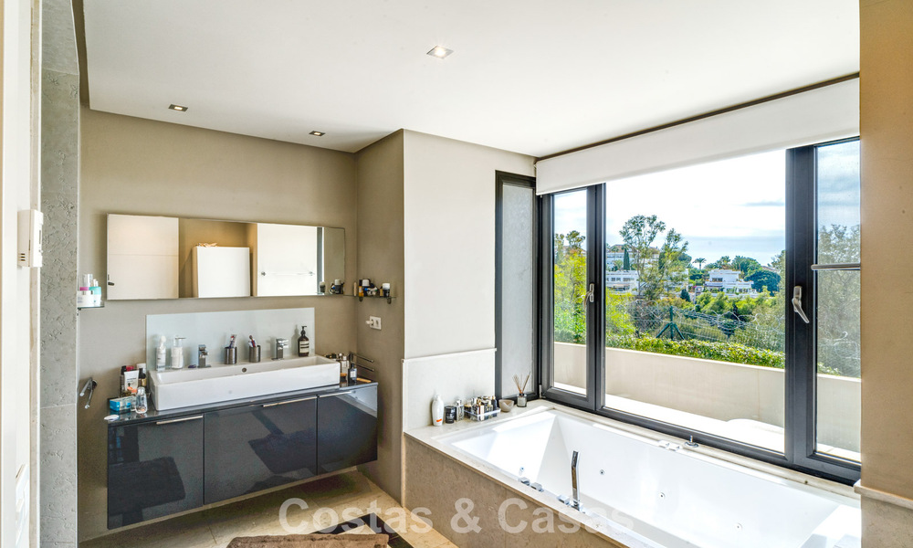 Stunning, modern, Mediterranean villa for sale in a secure, exclusive complex on Marbella's Golden Mile. 784302