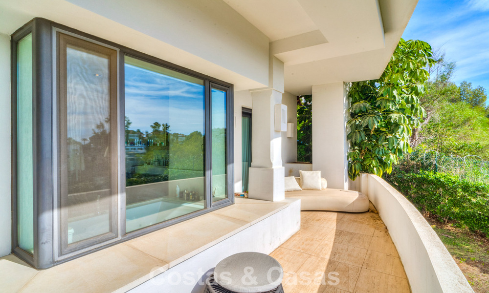 Stunning, modern, Mediterranean villa for sale in a secure, exclusive complex on Marbella's Golden Mile. 784305