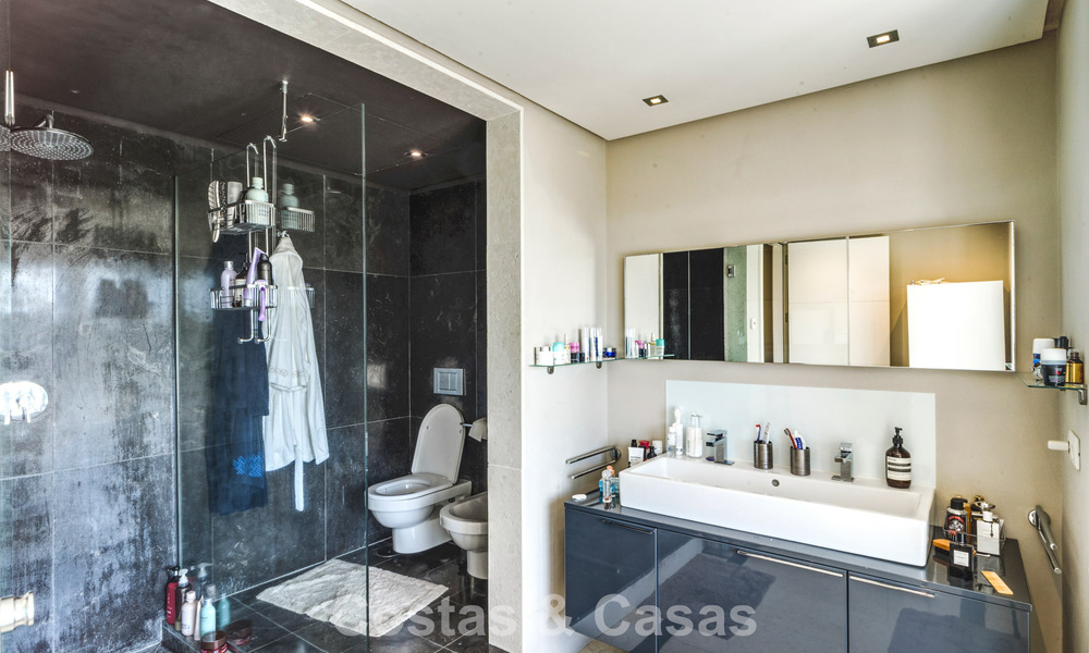 Stunning, modern, Mediterranean villa for sale in a secure, exclusive complex on Marbella's Golden Mile. 784309