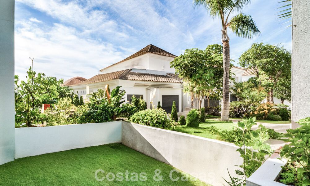 Stunning, modern, Mediterranean villa for sale in a secure, exclusive complex on Marbella's Golden Mile. 784314