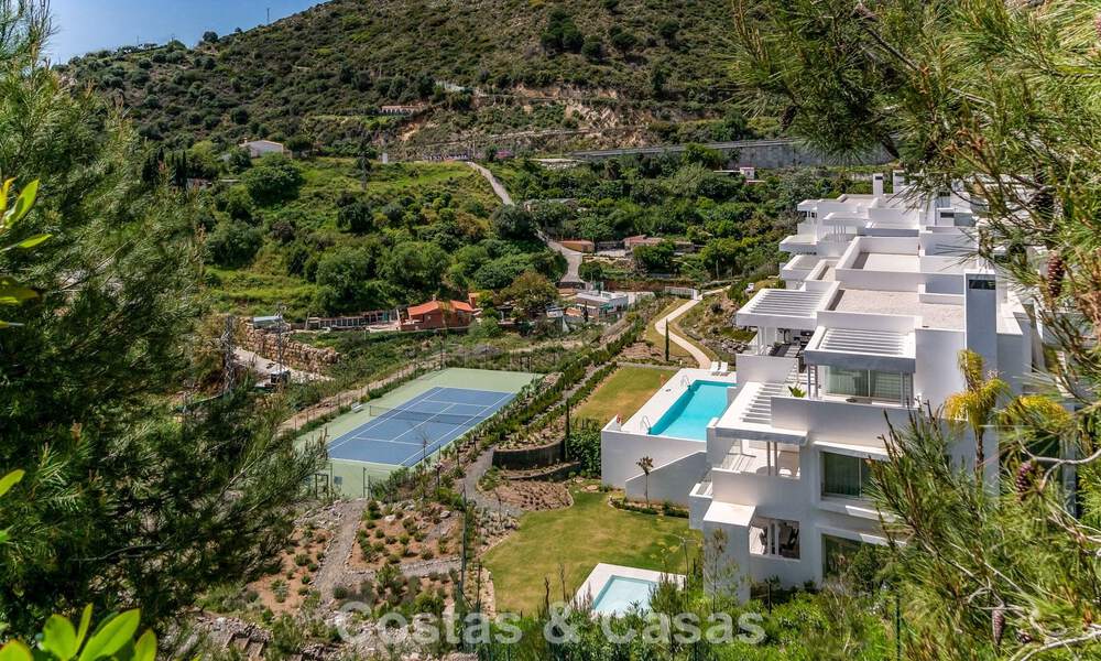 Contemporary luxury apartment with sea views for sale in a boutique complex near Marbella town 784582