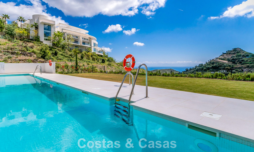 Contemporary luxury apartment with sea views for sale in a boutique complex near Marbella town 784583
