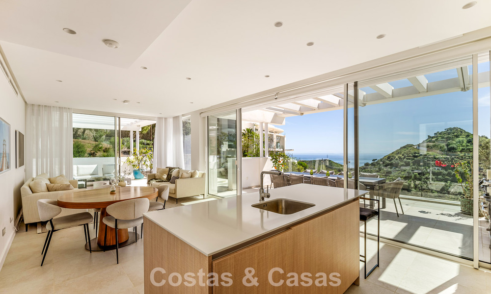 Contemporary luxury apartment with sea views for sale in a boutique complex near Marbella town 784586