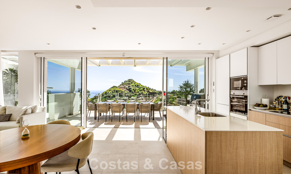 Contemporary luxury apartment with sea views for sale in a boutique complex near Marbella town 784587