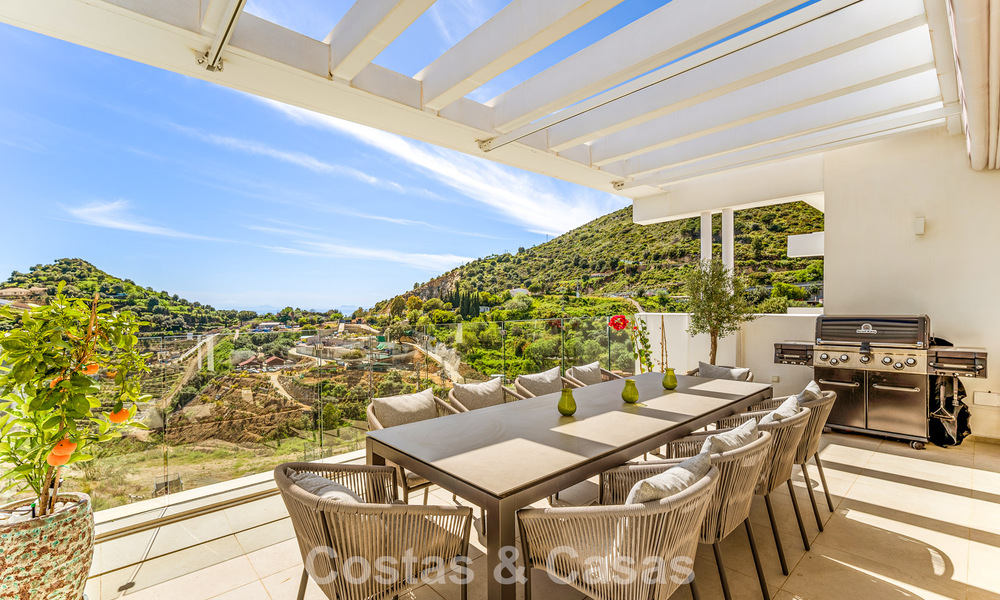 Contemporary luxury apartment with sea views for sale in a boutique complex near Marbella town 784588