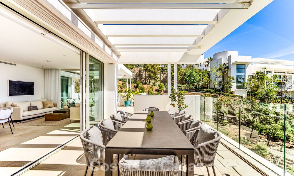 Contemporary luxury apartment with sea views for sale in a boutique complex near Marbella town 784590