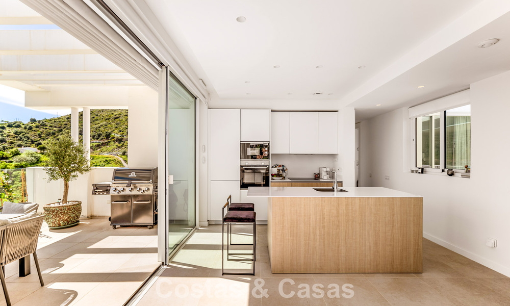 Contemporary luxury apartment with sea views for sale in a boutique complex near Marbella town 784592