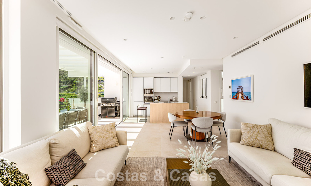 Contemporary luxury apartment with sea views for sale in a boutique complex near Marbella town 784593