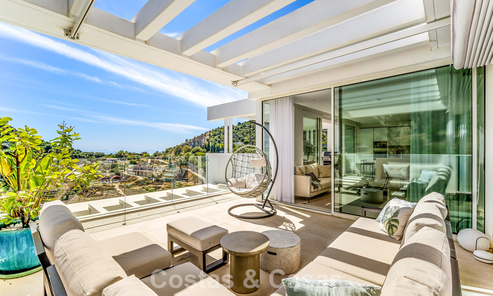 Contemporary luxury apartment with sea views for sale in a boutique complex near Marbella town 784595