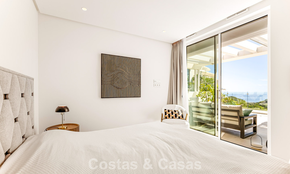 Contemporary luxury apartment with sea views for sale in a boutique complex near Marbella town 784599