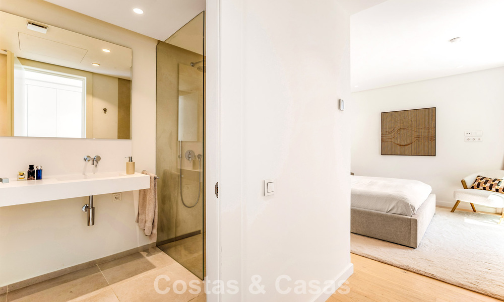 Contemporary luxury apartment with sea views for sale in a boutique complex near Marbella town 784600