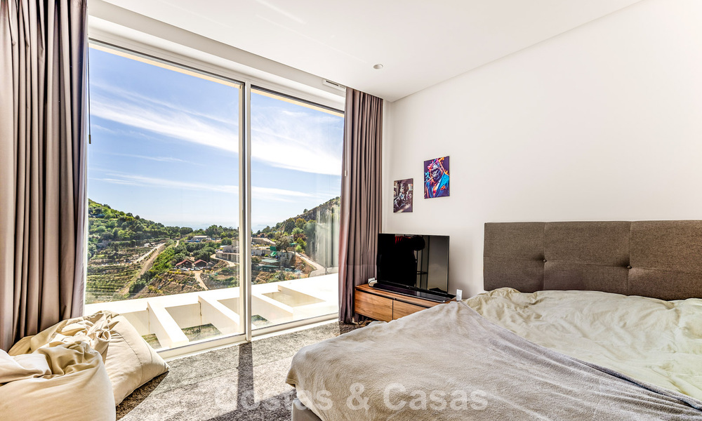 Contemporary luxury apartment with sea views for sale in a boutique complex near Marbella town 784603