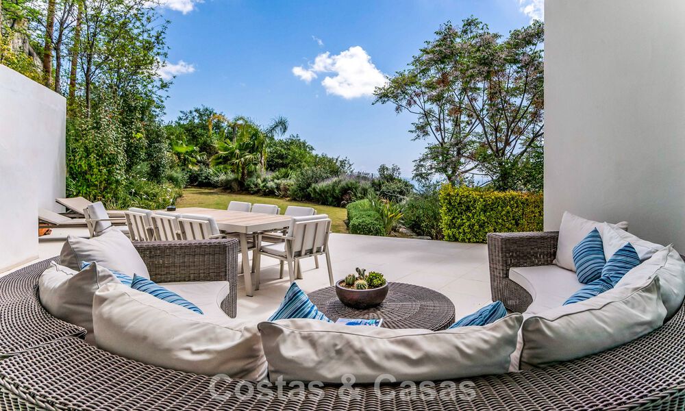 Contemporary luxury apartment with sea views for sale in a boutique complex near Marbella town 784609