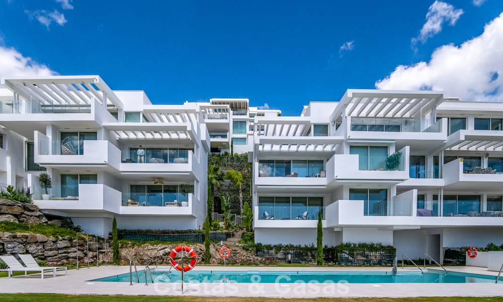 Contemporary luxury apartment with sea views for sale in a boutique complex near Marbella town 784619