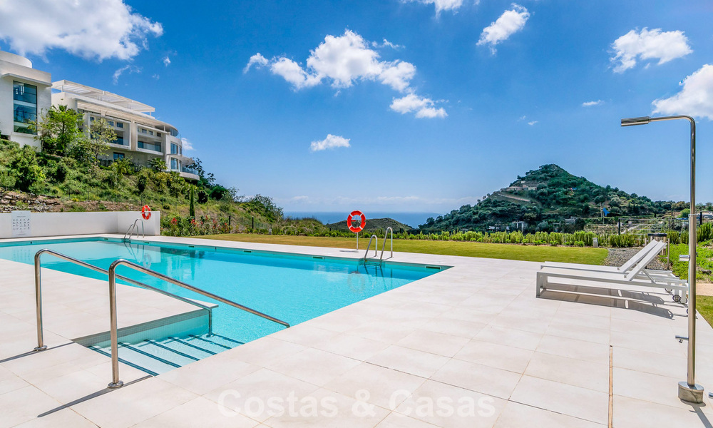 Contemporary luxury apartment with sea views for sale in a boutique complex near Marbella town 784620
