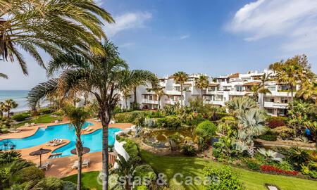 Renovated apartment with sea views for sale in a frontline beach complex within walking distance of Puerto Banús, Marbella 784782