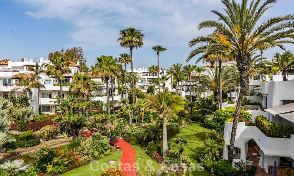 Renovated apartment with sea views for sale in a frontline beach complex within walking distance of Puerto Banús, Marbella 784783