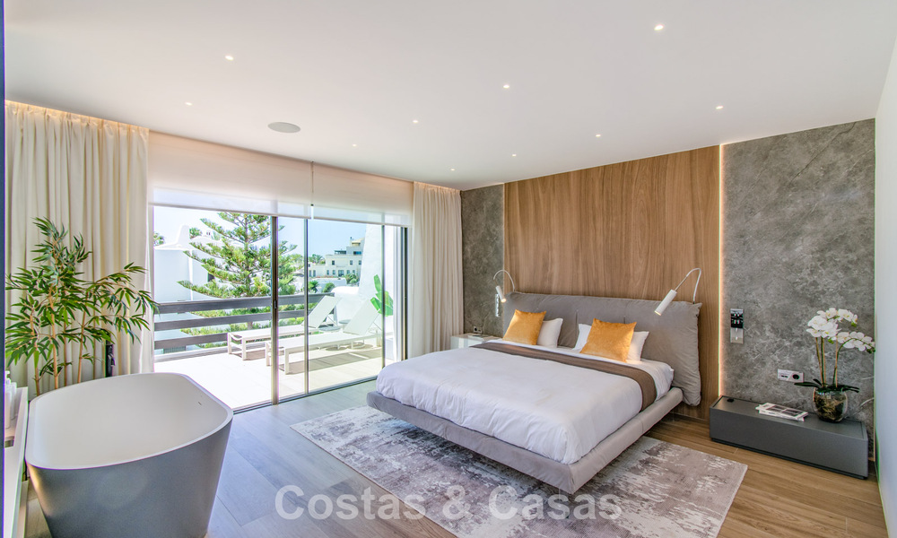 High-quality renovated beachfront townhouse with stunning sea views for sale on Marbella's Golden Mile 784708