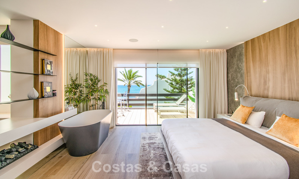 High-quality renovated beachfront townhouse with stunning sea views for sale on Marbella's Golden Mile 784709