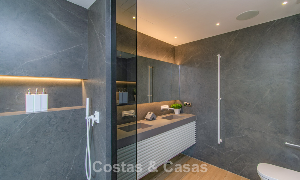 High-quality renovated beachfront townhouse with stunning sea views for sale on Marbella's Golden Mile 784712