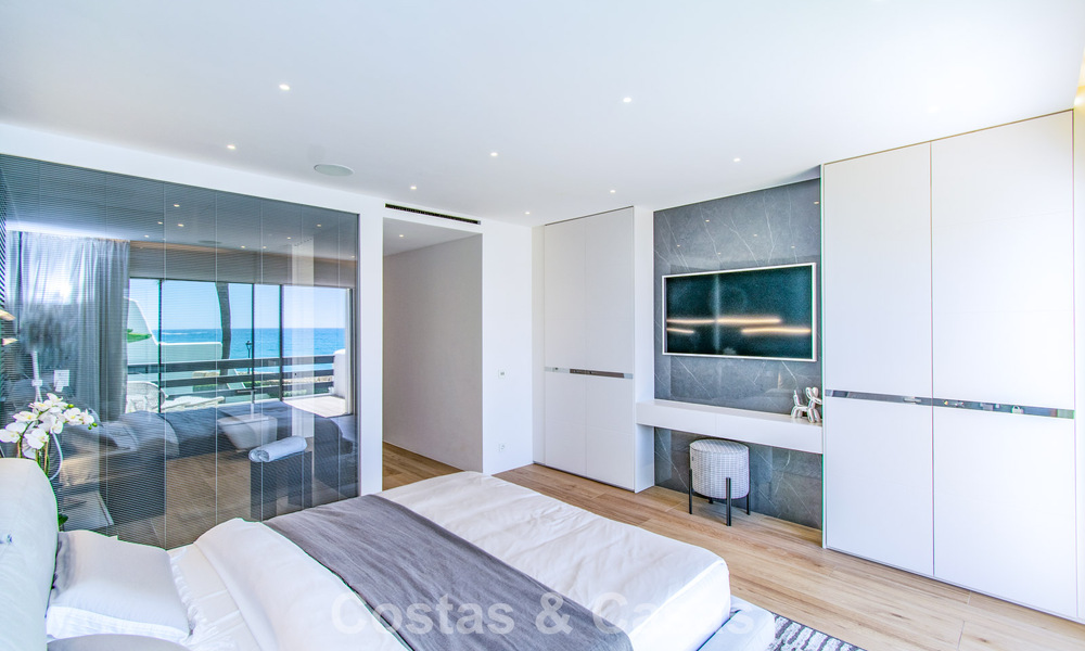 High-quality renovated beachfront townhouse with stunning sea views for sale on Marbella's Golden Mile 784715