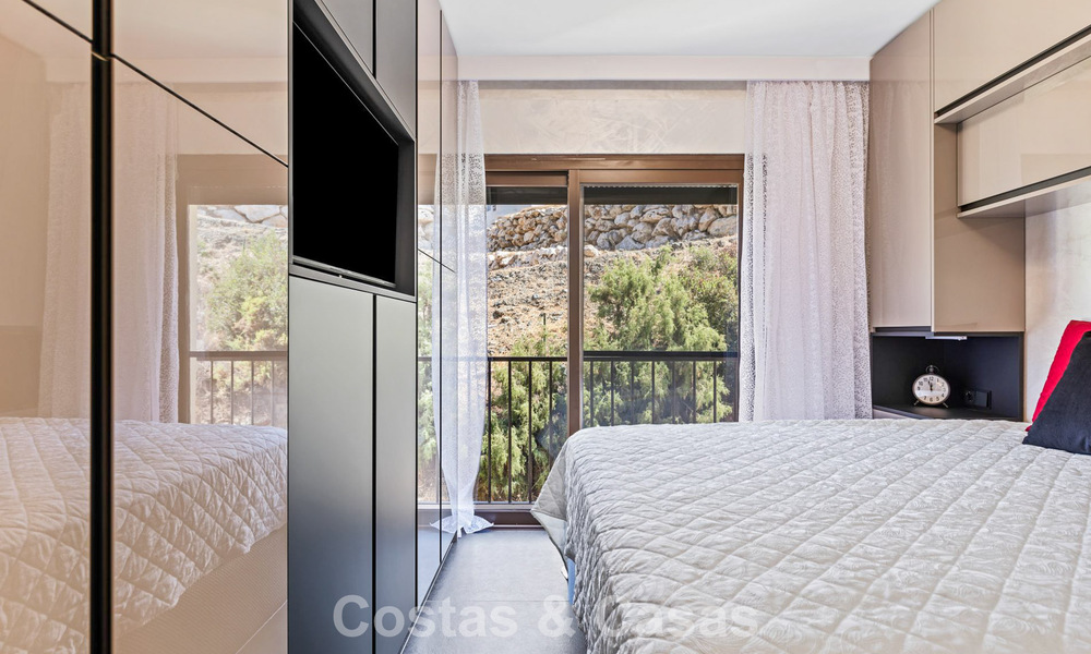 Modernized luxury apartment with panoramic sea views for sale in a golf resort in Marbella - Benahavis 784836