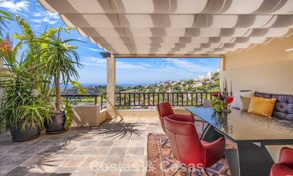 Modernized luxury apartment with panoramic sea views for sale in a golf resort in Marbella - Benahavis 784840