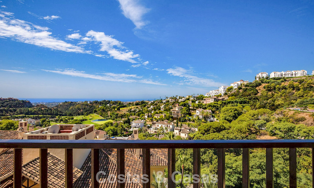 Modernized luxury apartment with panoramic sea views for sale in a golf resort in Marbella - Benahavis 784841
