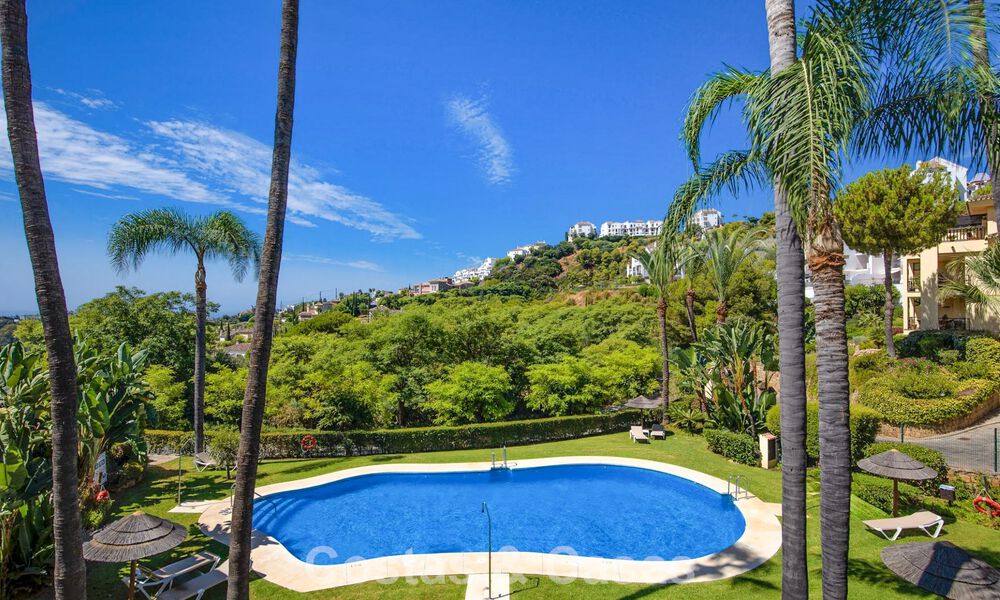 Modernized luxury apartment with panoramic sea views for sale in a golf resort in Marbella - Benahavis 784842
