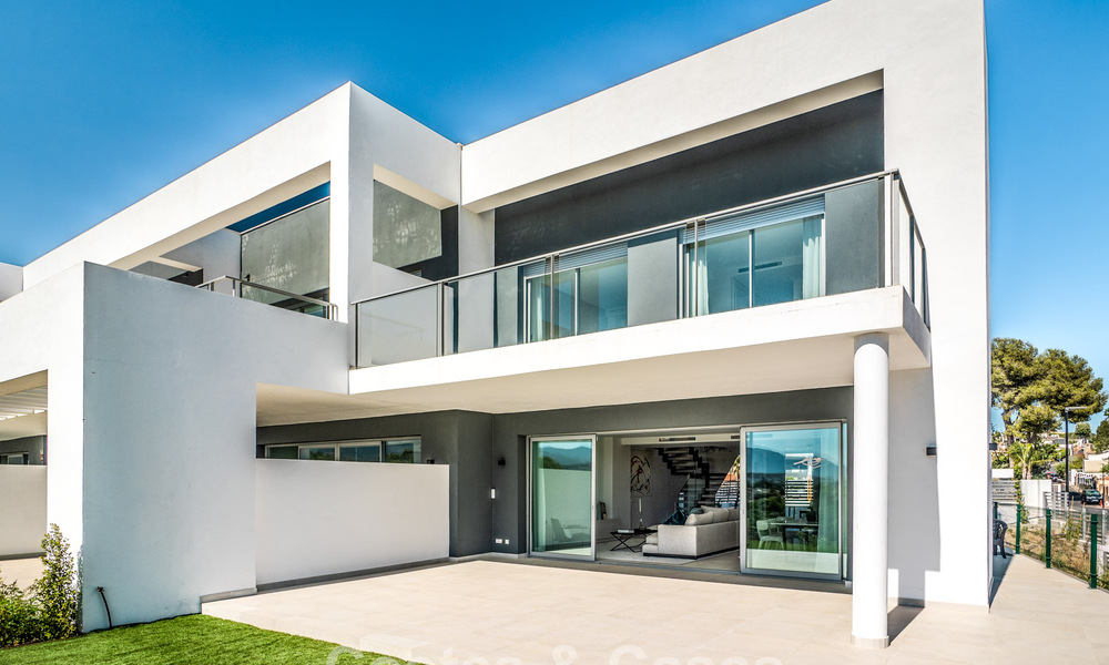 Semi-detached villa with golf, mountain, and sea views for sale close to amenities in Guadalmina and San Pedro, Marbella 784897