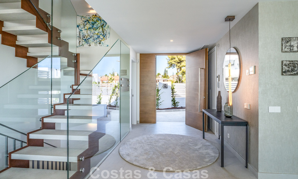 Semi-detached villa with golf, mountain, and sea views for sale close to amenities in Guadalmina and San Pedro, Marbella 784900