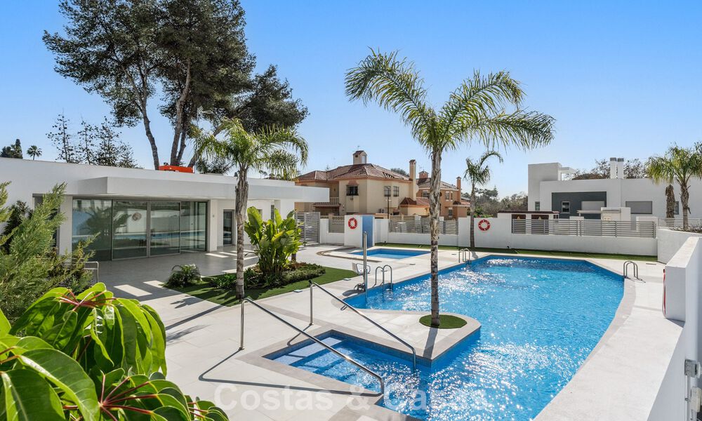 Semi-detached villa with golf, mountain, and sea views for sale close to amenities in Guadalmina and San Pedro, Marbella 785006