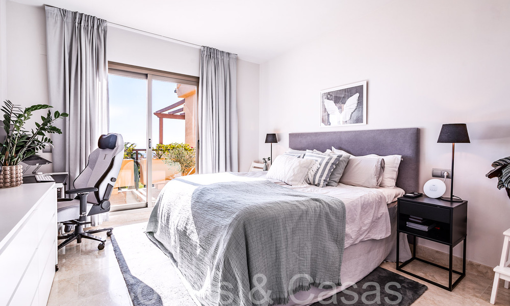 Ready to move in, luxury penthouse with panoramic views of golf, sea and mountains for sale in Benahavis - Marbella 784816