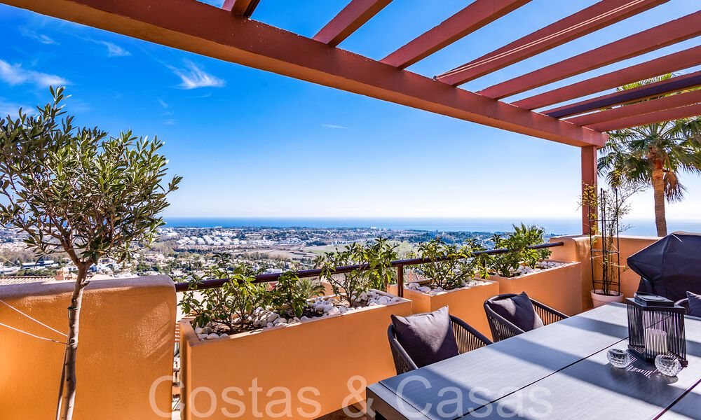 Ready to move in, luxury penthouse with panoramic views of golf, sea and mountains for sale in Benahavis - Marbella 784818