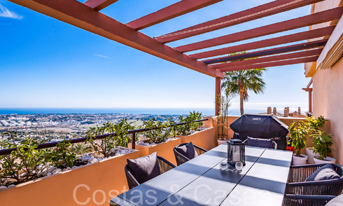 Ready to move in, luxury penthouse with panoramic views of golf, sea and mountains for sale in Benahavis - Marbella 784819
