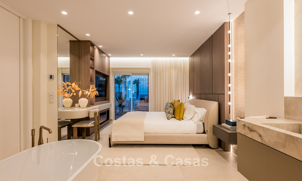 Luxury penthouse with sea views for sale in a gated beach complex on the New Golden Mile between Marbella and Estepona 785047