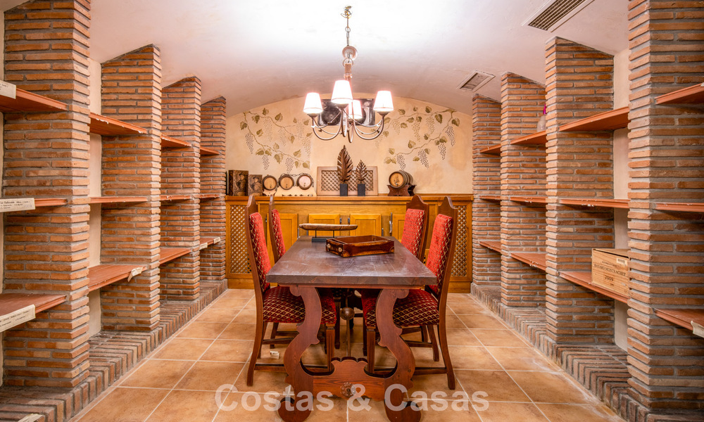 Stunning Mediterranean luxury villa for sale in a gated community on Marbella's Golden Mile 785103