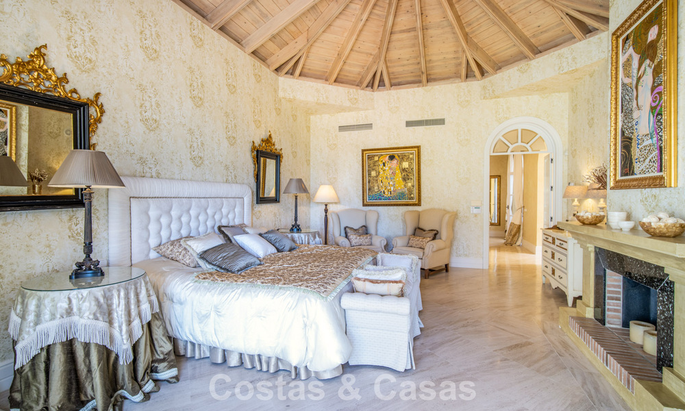 Stunning Mediterranean luxury villa for sale in a gated community on Marbella's Golden Mile 785121