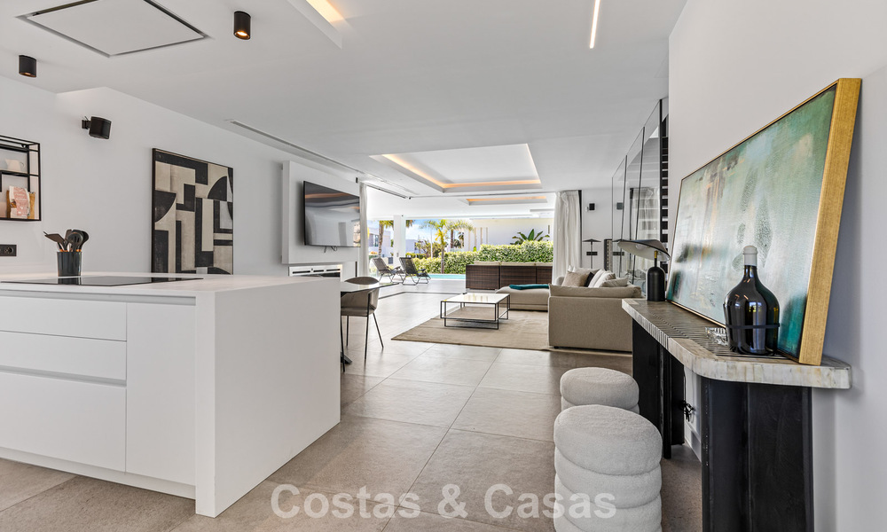 Move-in ready, contemporary luxury villa for sale on the golf course on the New Golden Mile, Marbella - Estepona 785127