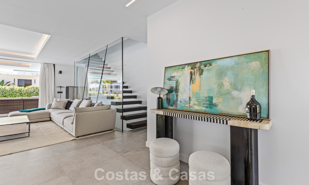 Move-in ready, contemporary luxury villa for sale on the golf course on the New Golden Mile, Marbella - Estepona 785128