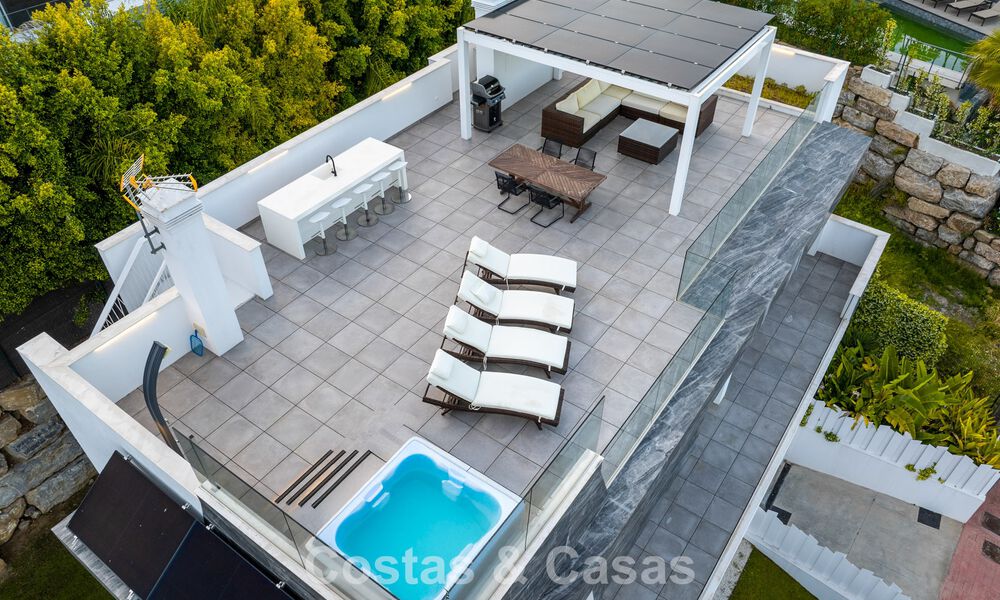 Move-in ready, contemporary luxury villa for sale on the golf course on the New Golden Mile, Marbella - Estepona 785130