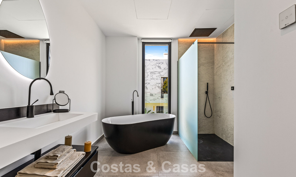 Move-in ready, contemporary luxury villa for sale on the golf course on the New Golden Mile, Marbella - Estepona 785134